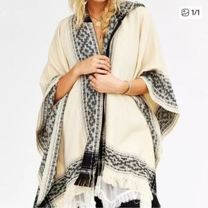 Ecote Black and Cream Patterned Cape